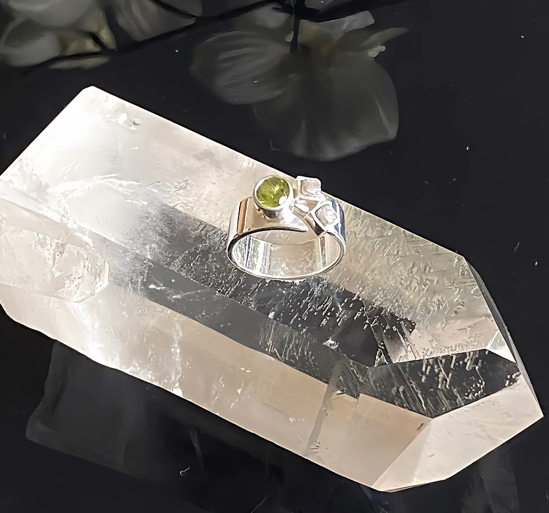 Peridot und Rohdiamanten Ring Gr. 53