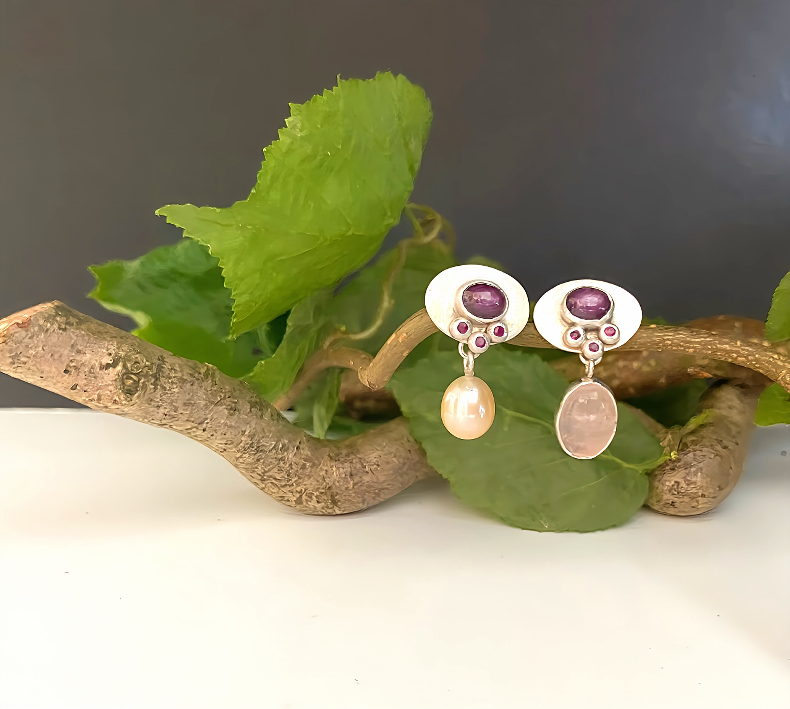 Silberne Ohrstecker mit Sternrubin 