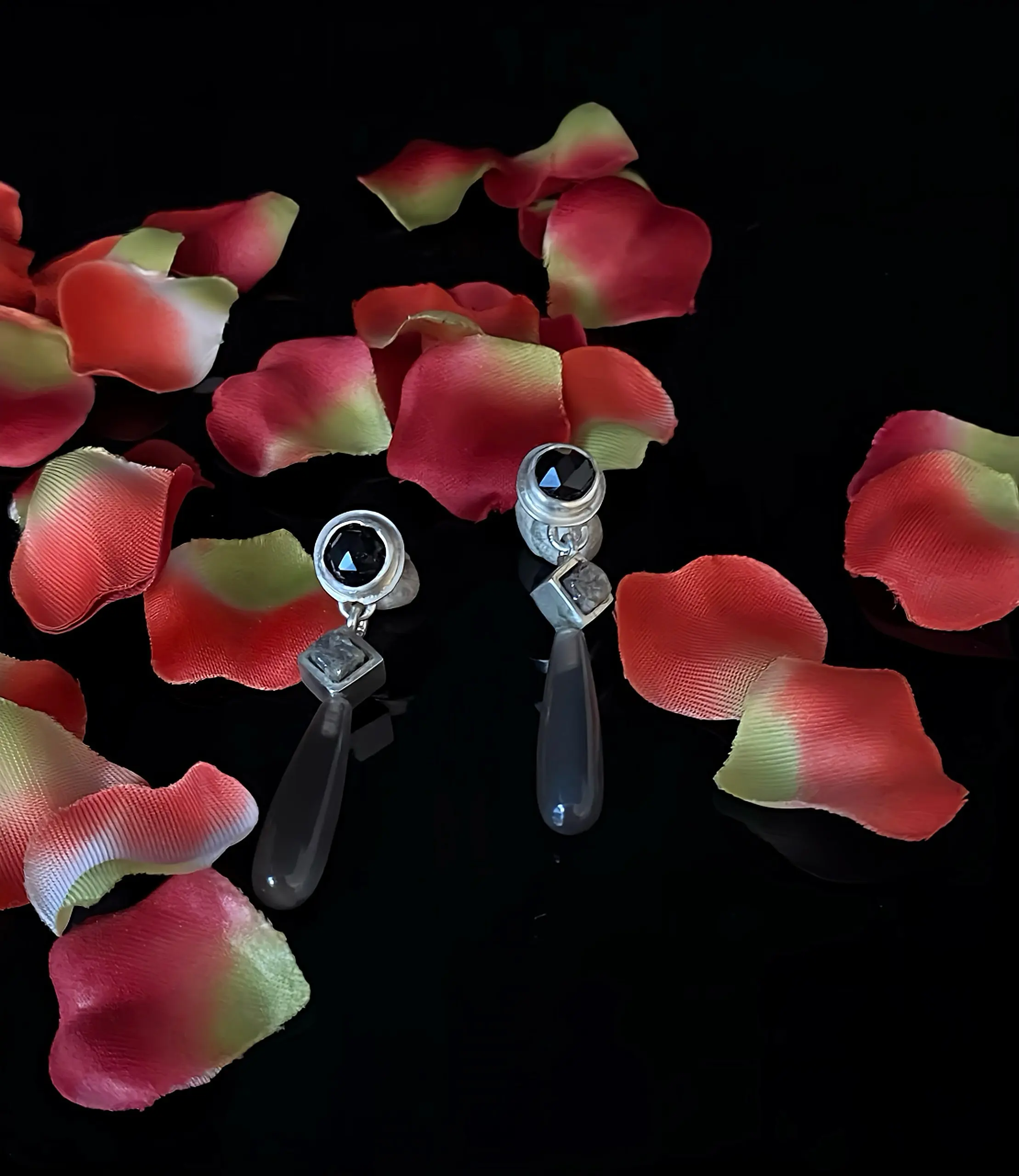 Elegante Ohrstecker mit Rohdiamant