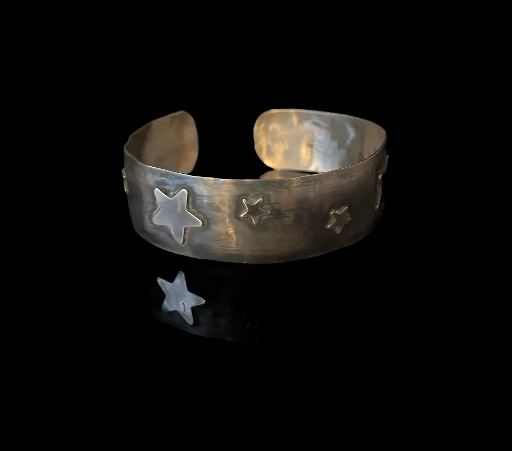 Silberne Armspange geschwärzt mit Sternchen