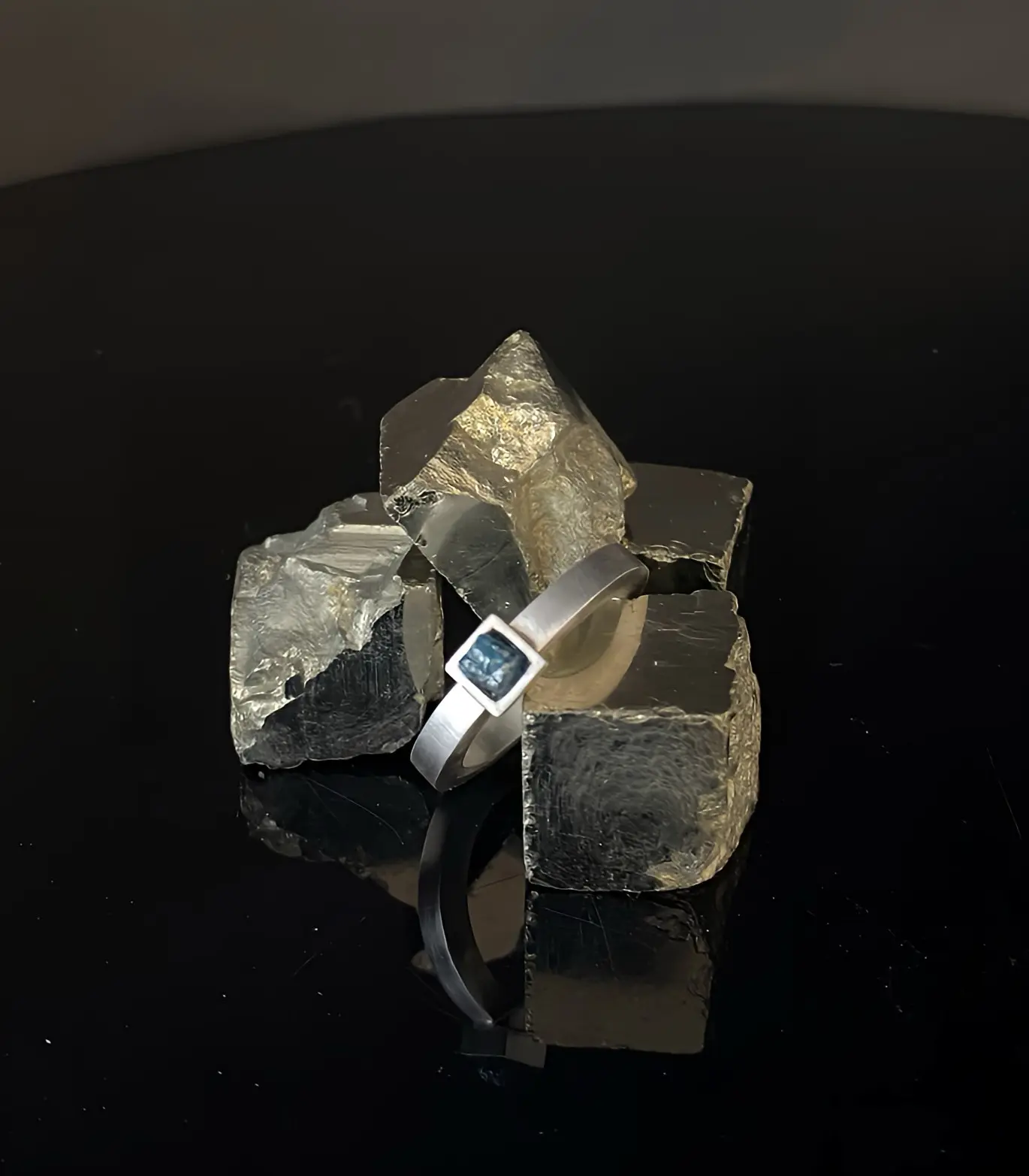 Aparter Silberring  mit Rohdiamant Gr. 55