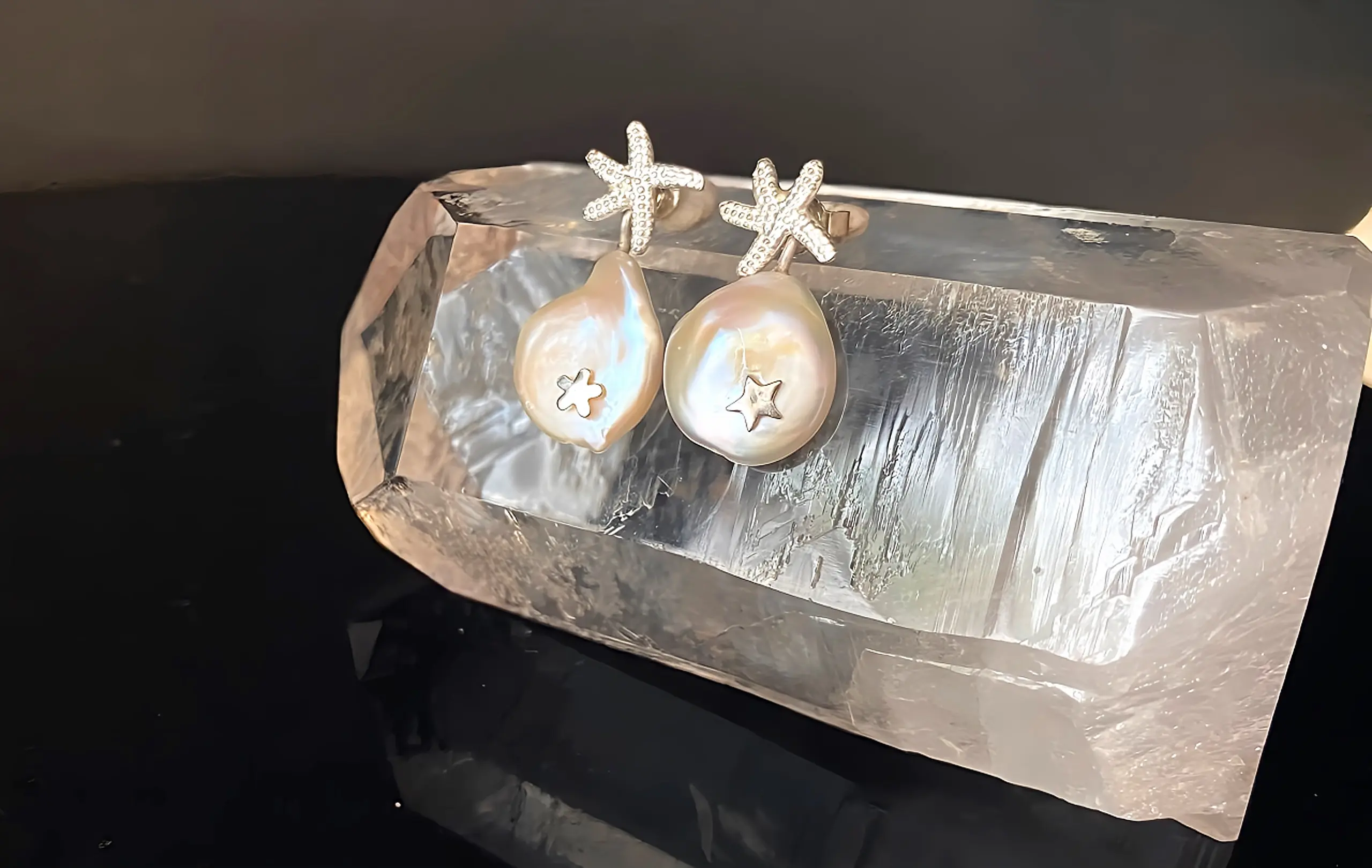 Silberne Seestern-Ohrstecker mit Perle