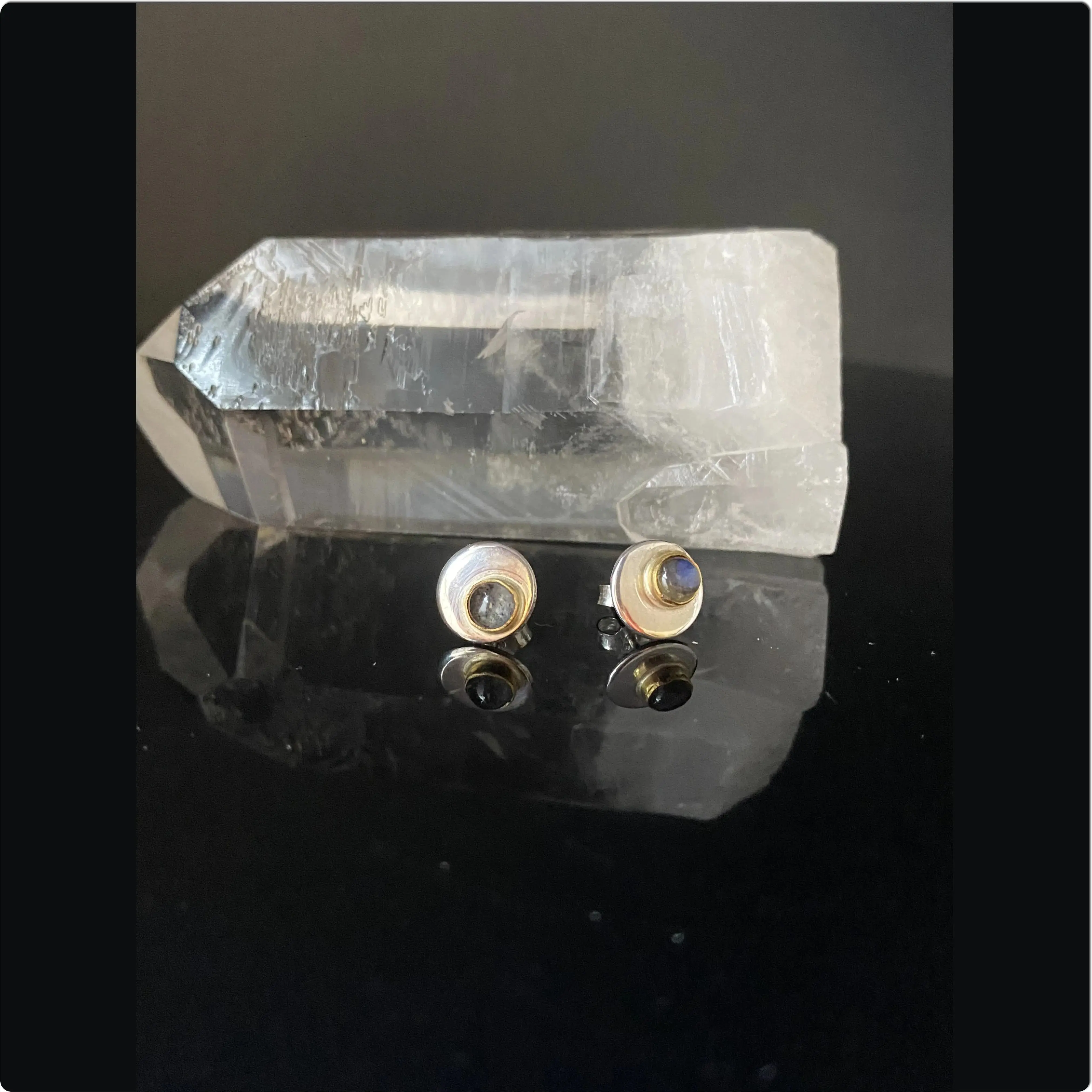 Zarte silberne Ohrstecker mit Labradorit