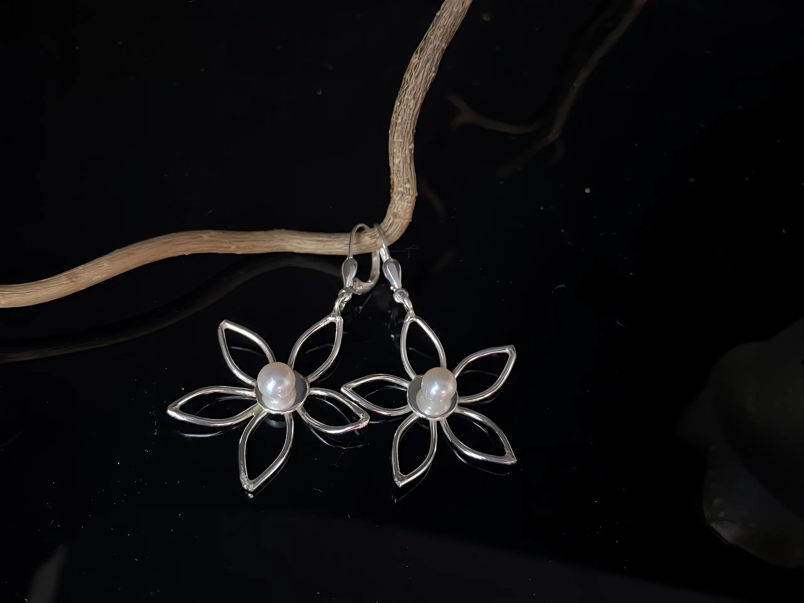 Zarte silberne Blütenohrhänger