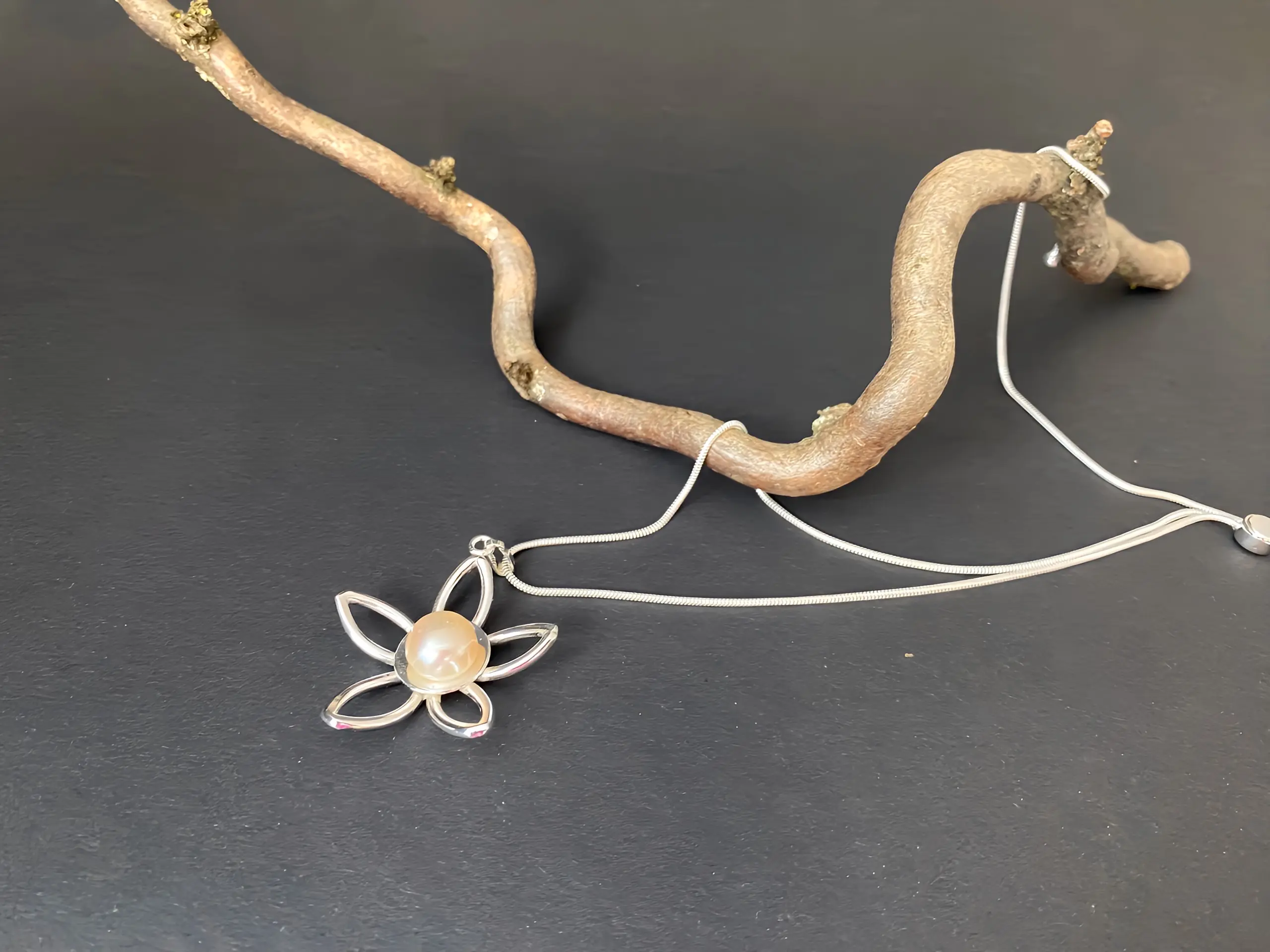 Silberkette mit Blütenanhänger