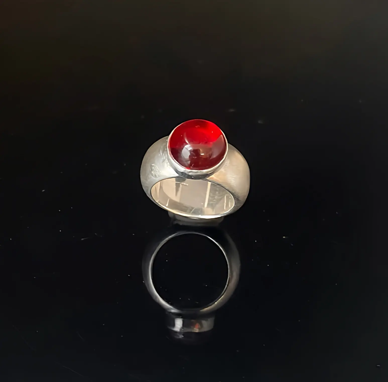 Silberner Gussring mit Bernstein Gr. 57