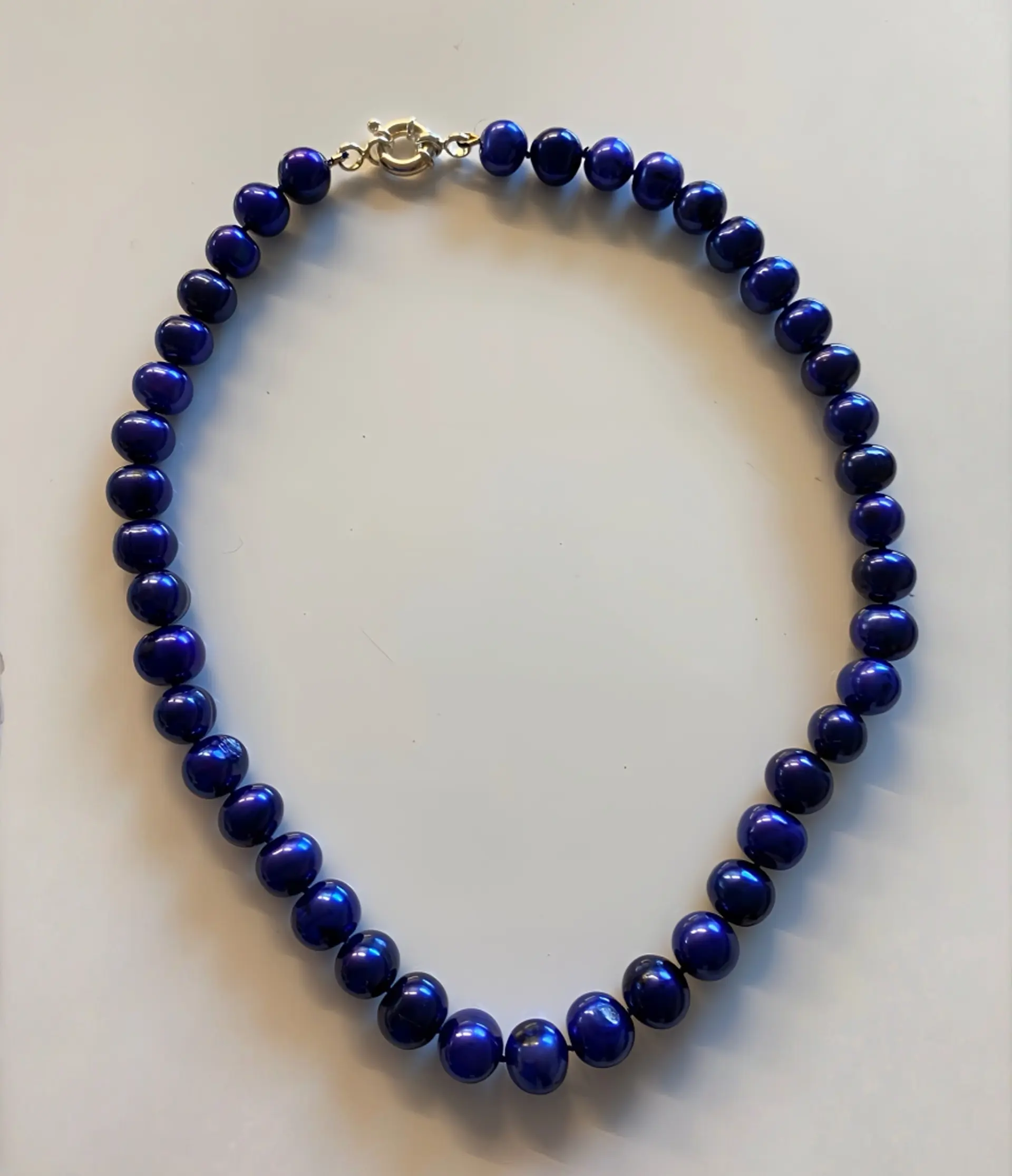 Royalblaue Perlenkette