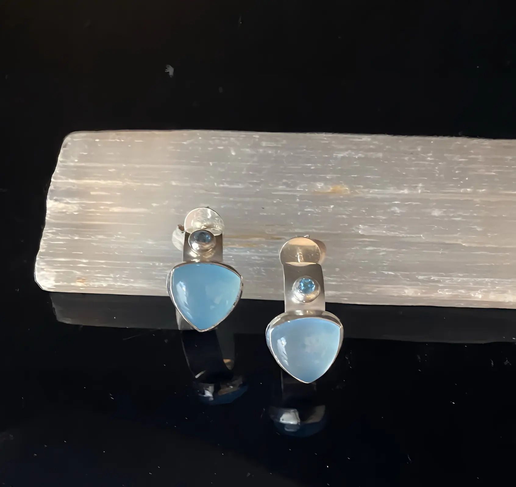 Halbcreolen mit Chalcedon und Topas
