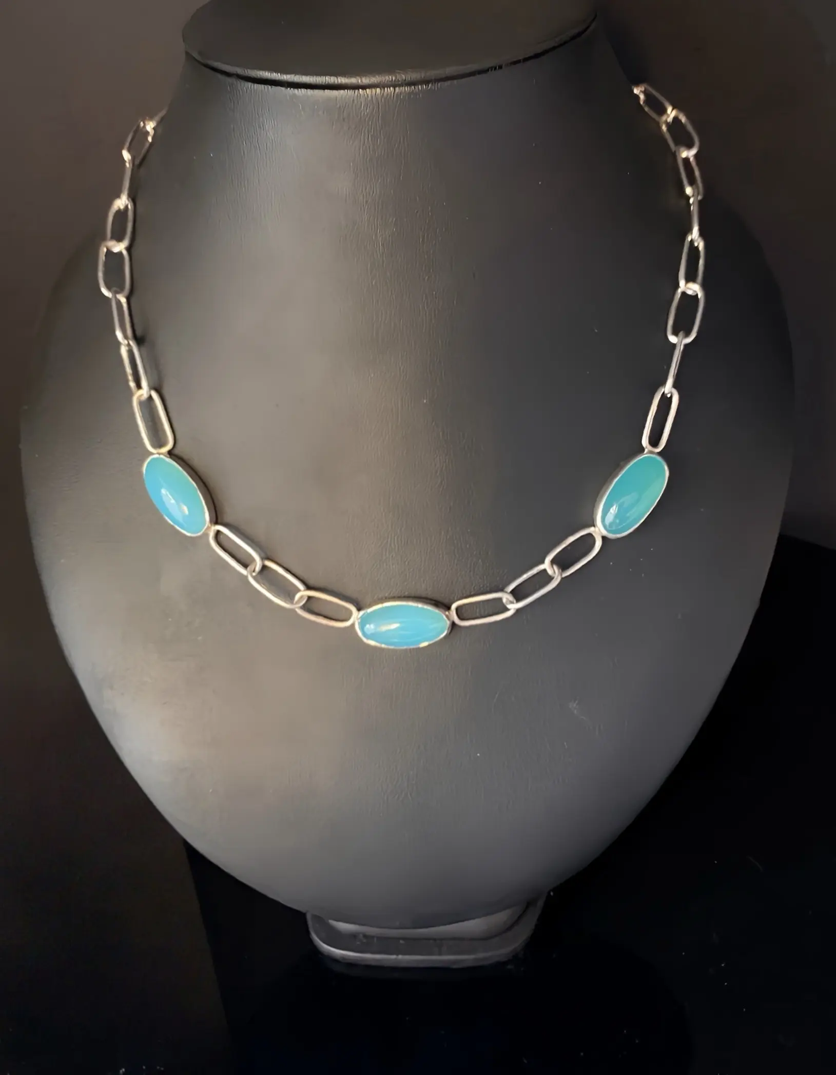 Silberne Paperclipkette mit Chalcedonen