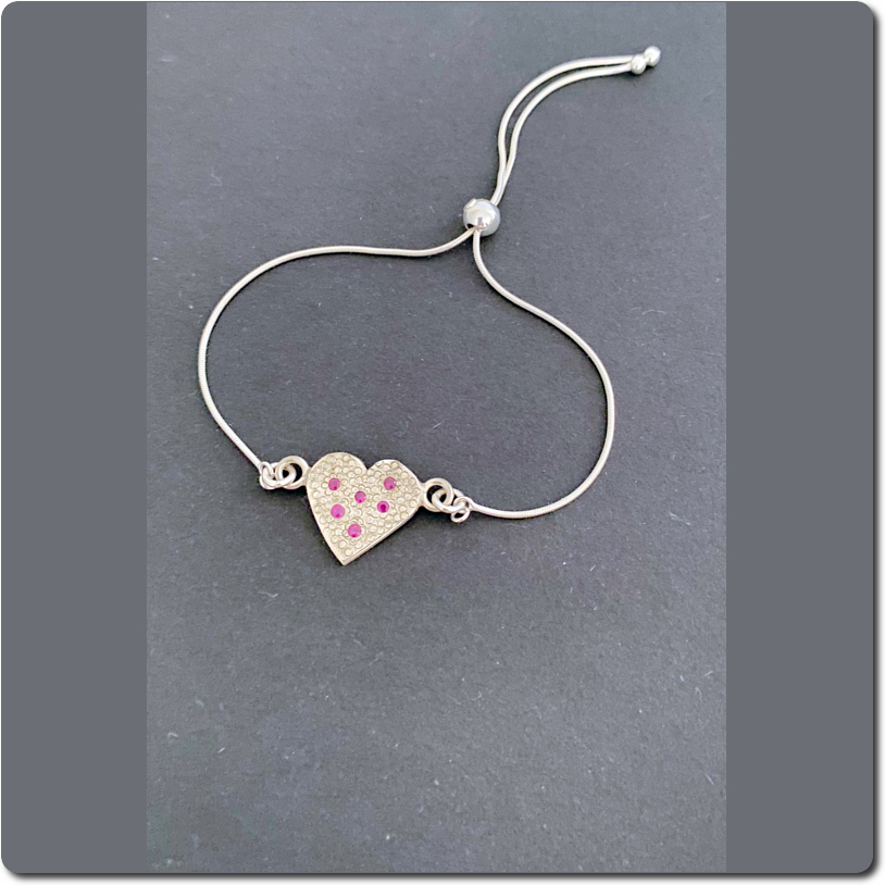 Zartes silbernes Armband mit Rubinen