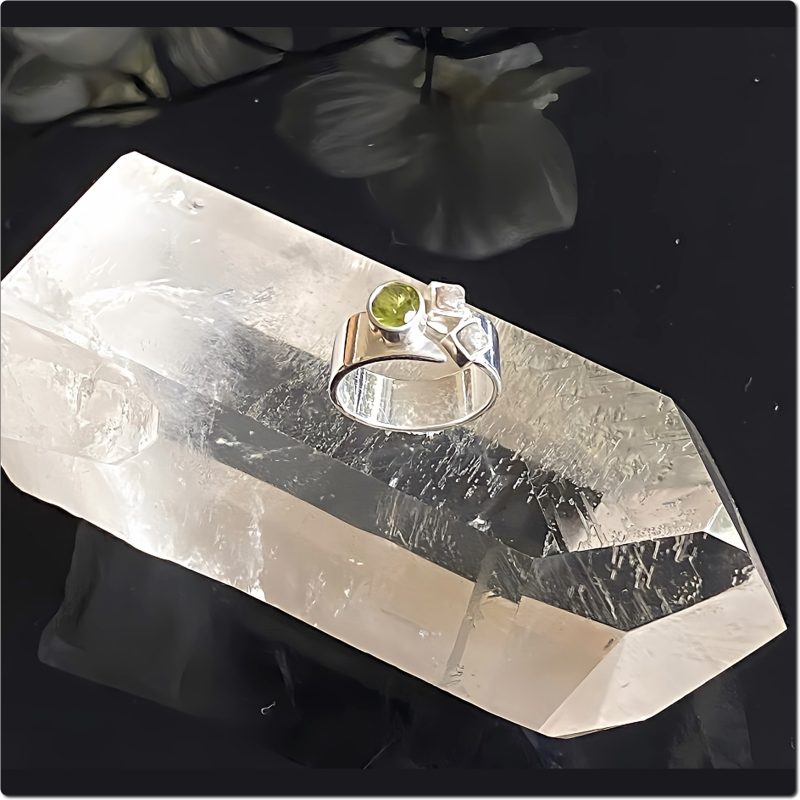 Peridot und Rohdiamanten Ring Gr. 53
