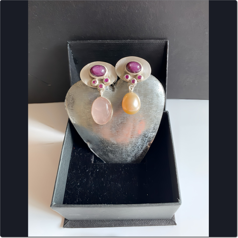 Silberne Ohrstecker mit Sternrubin 