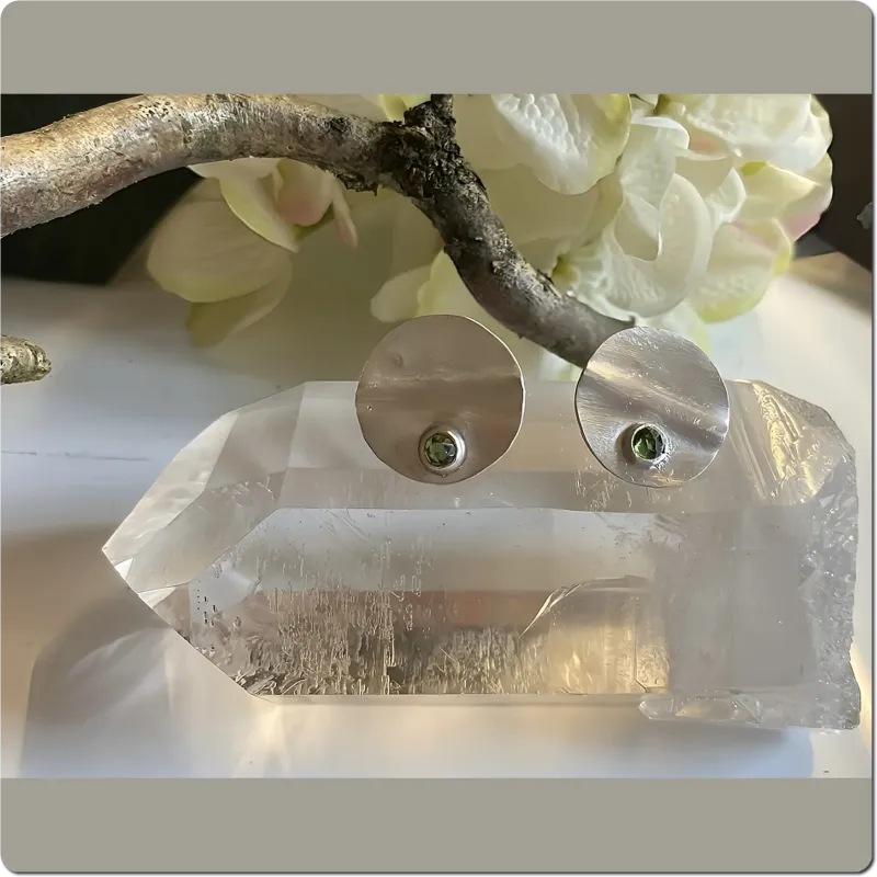 Zarte silberne Ohrstecker in Falttechnik