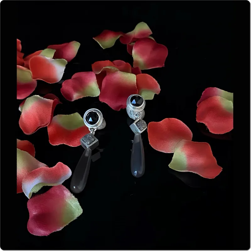 Elegante Ohrstecker mit Rohdiamant