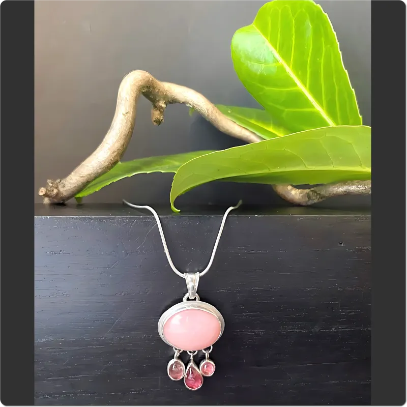 Zarte Silberkette mit Edelsteinanhänger