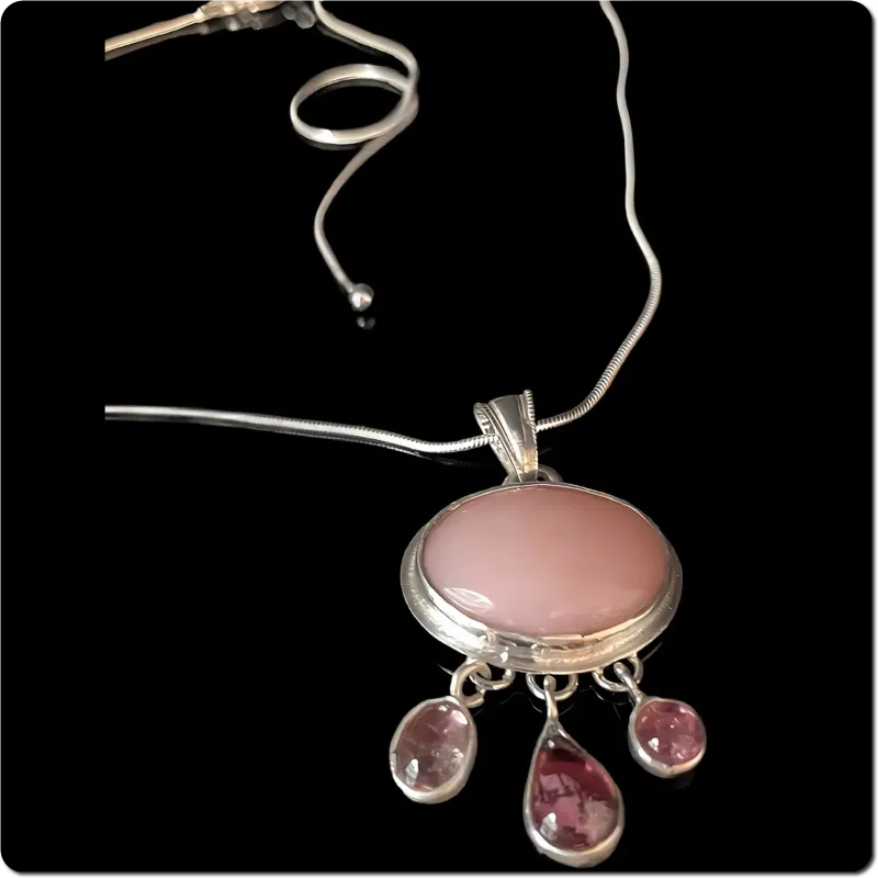 Zarte Silberkette mit Edelsteinanhänger