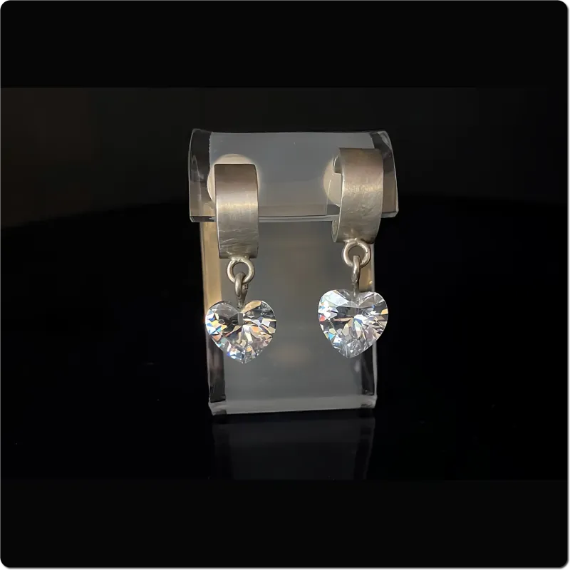 Silberne Creolen mit Zirkonia-Herz