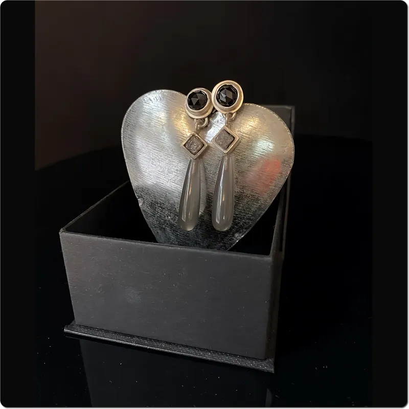 Elegante Ohrstecker mit Rohdiamant