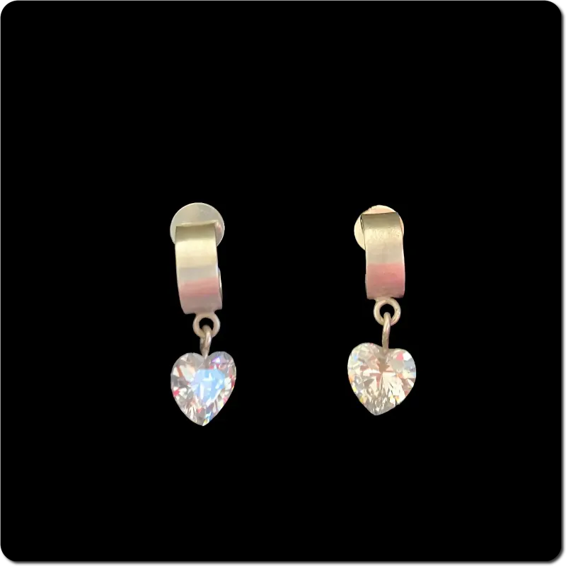 Silberne Creolen mit Zirkonia-Herz