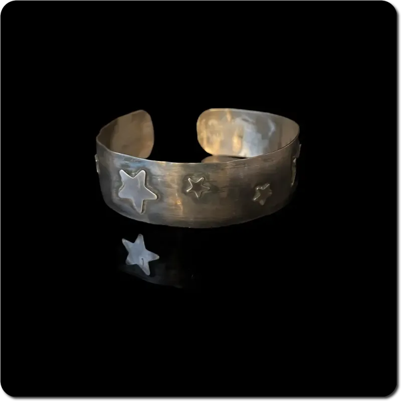 Silberne Armspange geschwärzt mit Sternchen