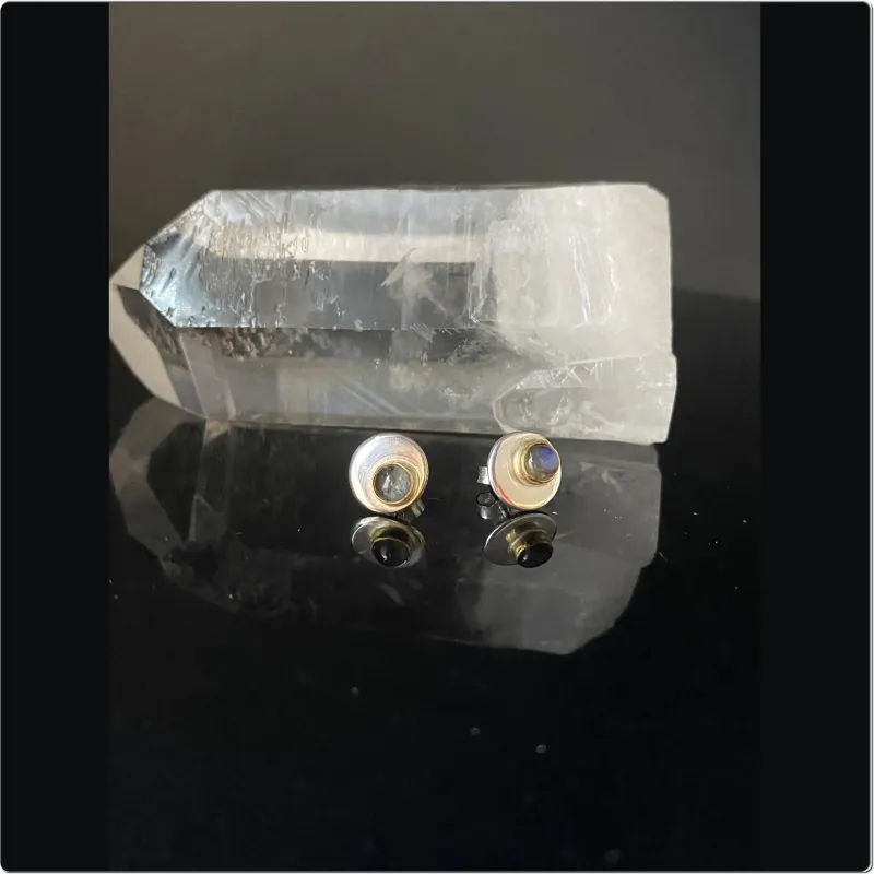 Zarte silberne Ohrstecker mit Labradorit