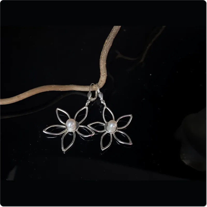 Zarte silberne Blütenohrhänger