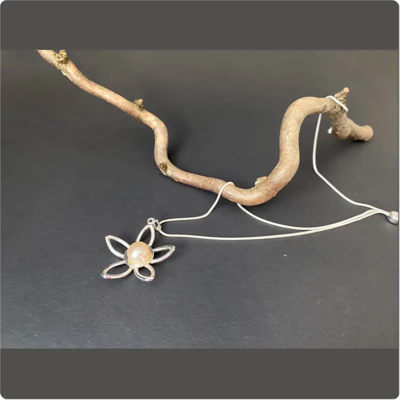 Silberkette mit Blütenanhänger