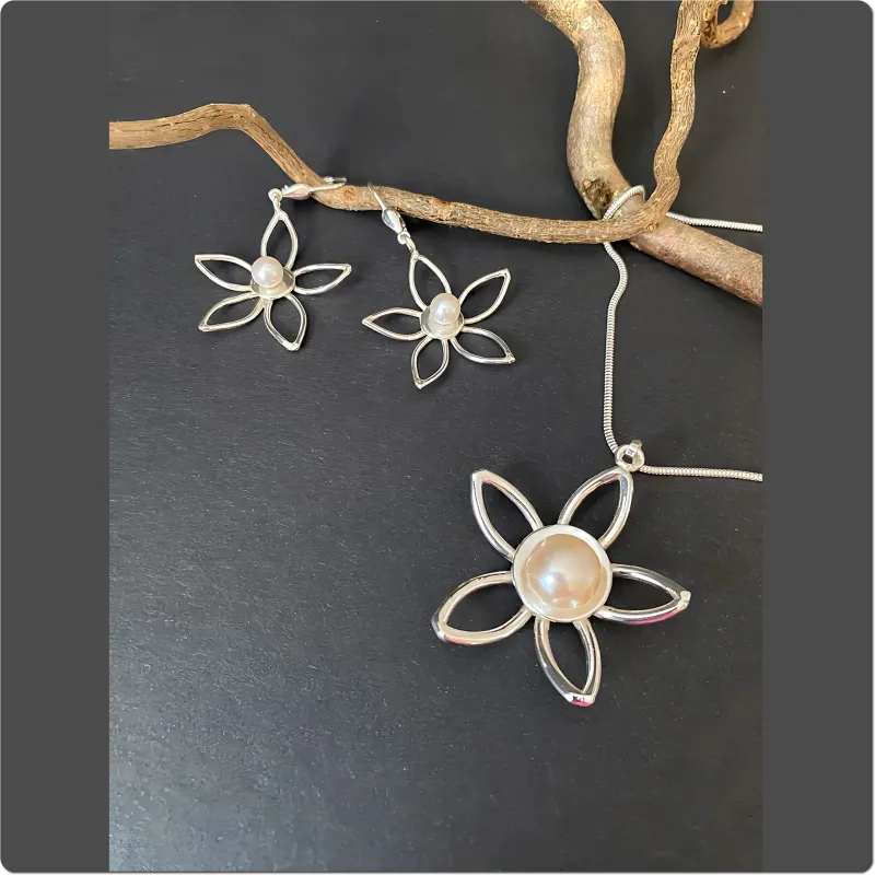 Silberkette mit Blütenanhänger