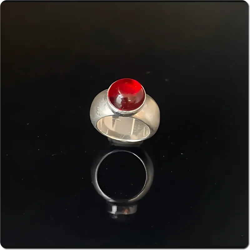 Silberner Gussring mit Bernstein Gr. 57