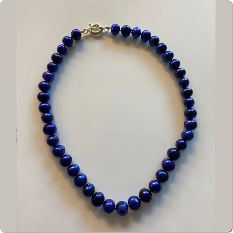 Royalblaue Perlenkette