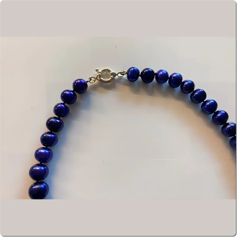 Royalblaue Perlenkette