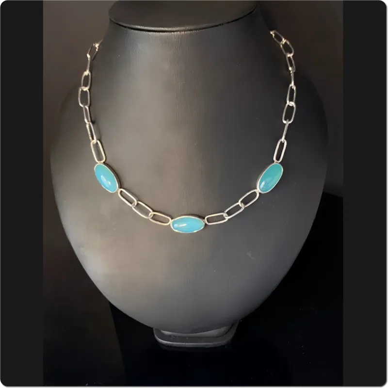 Silberne Paperclipkette mit Chalcedonen