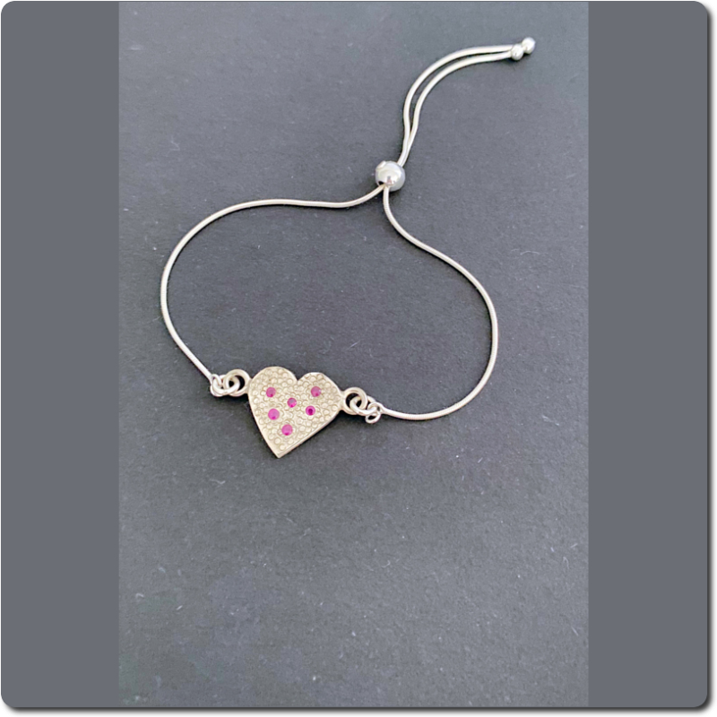 Zartes silbernes Armband mit Rubinen