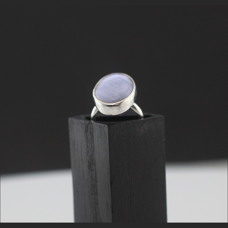 Silberring mit ovalem Mondstein