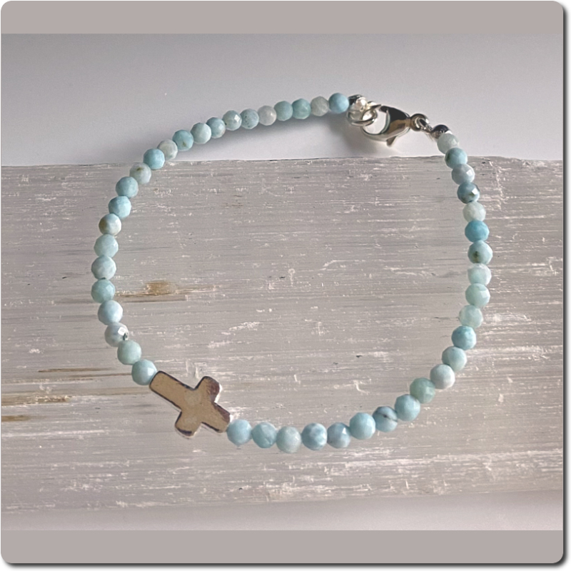 Zartes Larimar-Armband mit Silberkreuz
