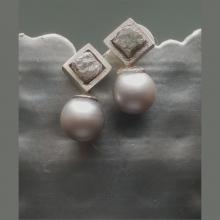 Ohrstecker Rohdiamant mit grauer Perle