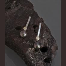 Silberne Ohrstecker mit Opal und schwarzer Tahitiperle